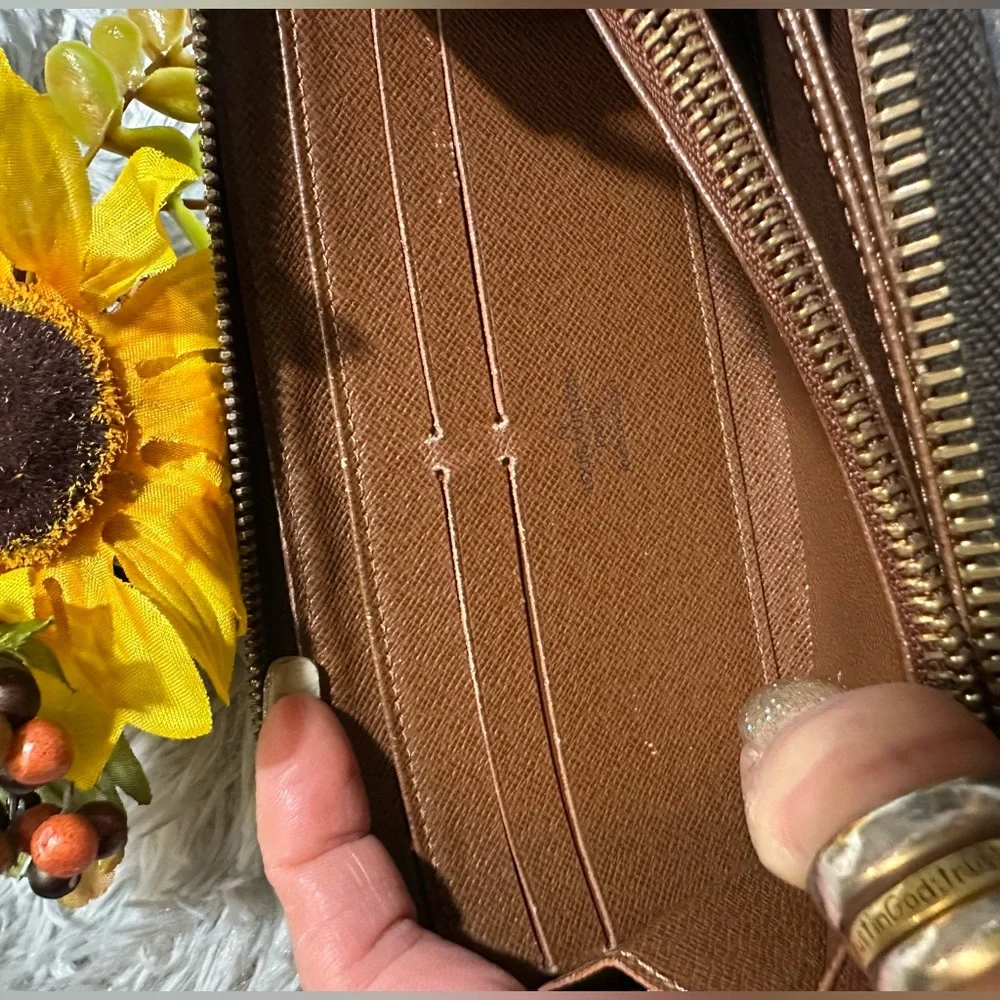 Louis Vuitton Monogram Zippy Wallet - Picture 10 of 16
